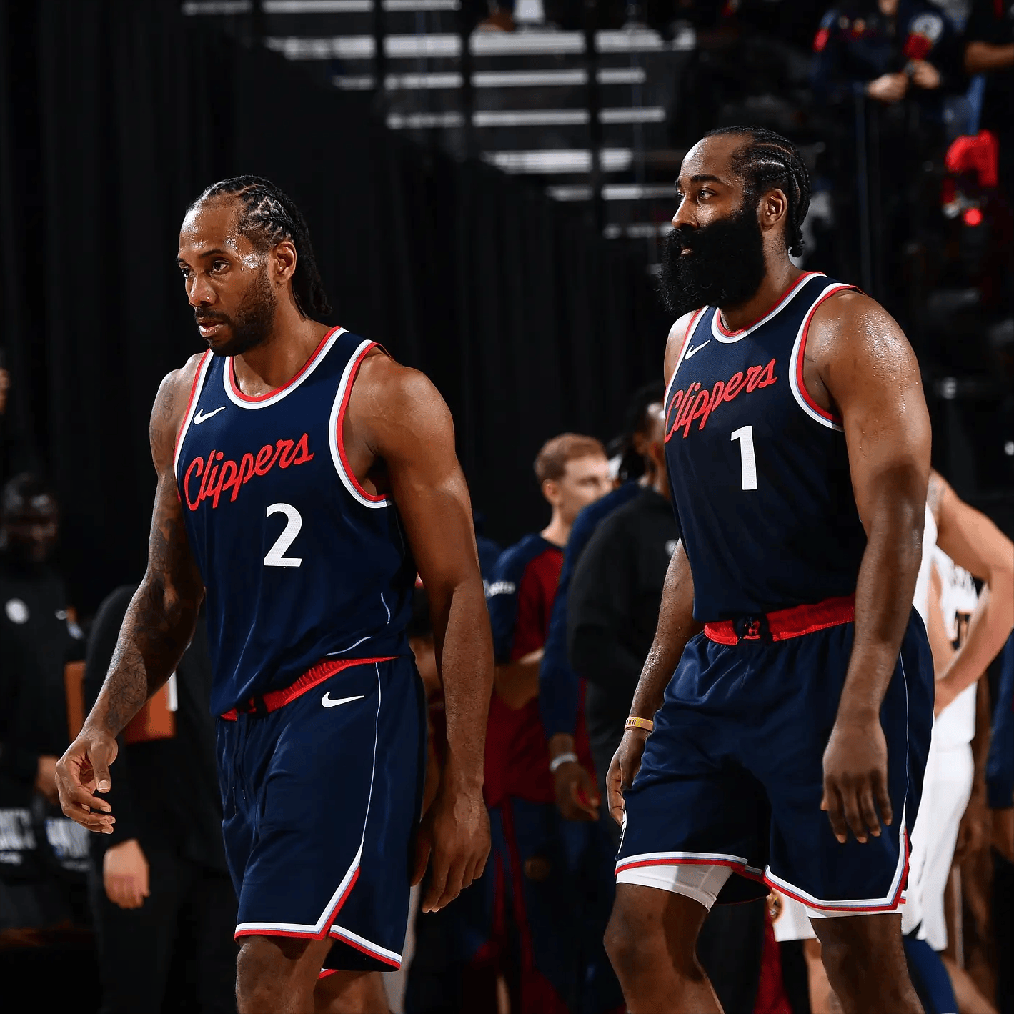 向一边倒倾 向一边倒倾